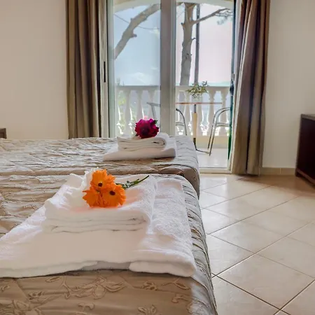 The Zeus Throne Resort בית הארחה *